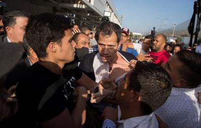 Guaidó recibe una paliza de una muchedumbre chavista al llegar a Caracas