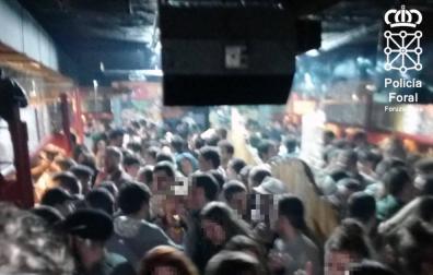 Denunciado un bar de Tafalla por superar el aforo en un 225%
