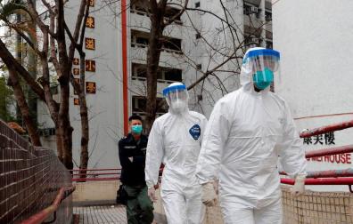 Trabajadores de emergencias en la evacuación de un edificio por dos casos de coronavirus