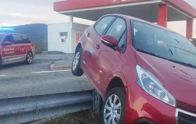 Aparca para repostar sin el freno de mano y el coche le pasa por encima del pie