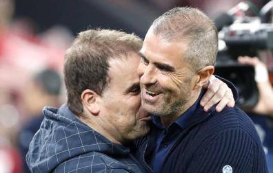 El entrenador de Osasuna, Jagoba Arrasate, saluda a su homólogo en el Athletic, Gaizka Garitano.
