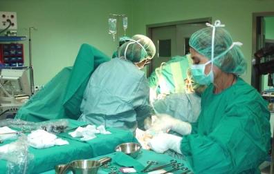 Imagen de varios sanitarios durante una intervención quirúrgica.