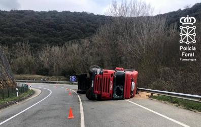Herido leve un camionero en un accidente en la NA-132-A, en Acedo
