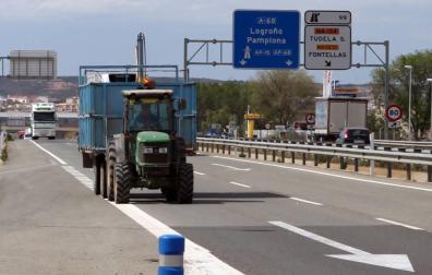 La UAGN considera un "atropello" la "prohibición" de circular los tractores por la A-68