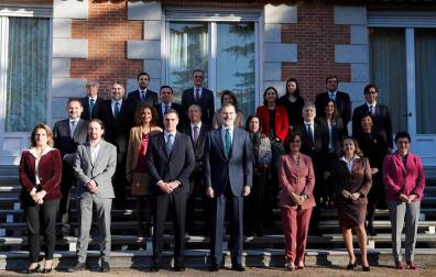 Felipe VI preside su primer Consejo de Ministros de un Gobierno de coalición