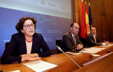 La consejera de Derechos Sociales, María Carmen Maeztu, el consejero de Desarrollo Económico y Empresarial, Manu Ayerdi, y el director general del Observatorio de la Realidad Social, Luis Campos