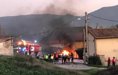 Imagen de la avioneta incendiada que se ha estrellado en Noáin.