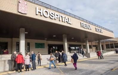 Numerosas personas en el acceso principal al Hospital Reina Sofía de Tudela, centro sanitario donde falleció Alfonso Medina.