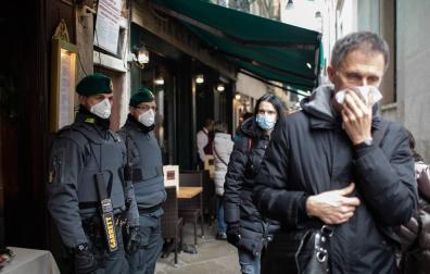 Policías y turistas, con mascarillas, en las calles de Venecia.