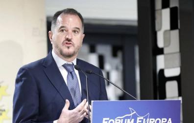 Iturgaiz califica de "insólita" la sustitución de Alonso pero reivindica la coalición con Cs