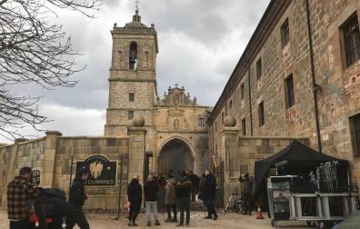 Exterior del Monasterio de Irache, inmerso este martes en los preparativos y ya con los decorados instalados.