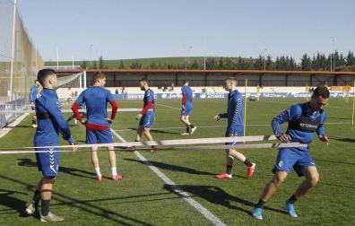 Unai García, en un ejercicio de fuerza durante el entrenamiento de este pasado lunes.