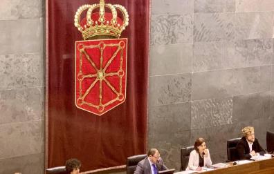 Hualde protagoniza la anécdota de la votación presupuestaria