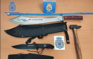Intervenidos en Dantxarinea un machete de 50 cm, un cuchillo de monte y un martillo