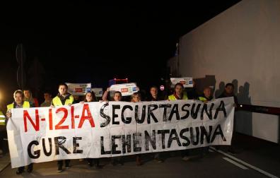 Más de mil personas reivindican en la N-121-A mejoras para el vial