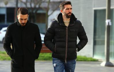 Jordi Figueras, a la derecha, entra al Palacio de Justicia acompañado por Xavi Torres en la última sesión del juicio.