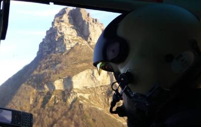 Fotografía de archivo del monte Beriain tomada desde un helicóptero con la brecha Ihurbain en primer término.