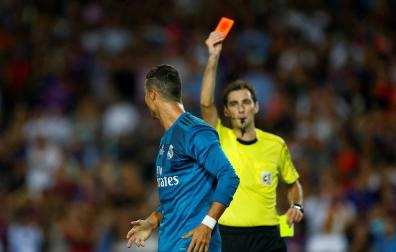 De Burgos Bengoetxea, en un partido de 2017, expulsa a Cristiano Ronaldo.