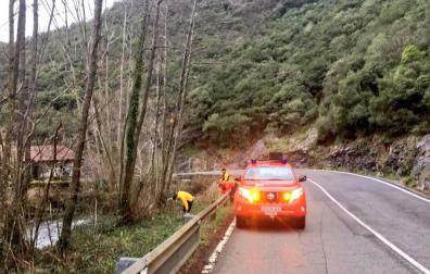 Bomberos forestales del parque de Auritz intervienen en la carretera NA-1300.