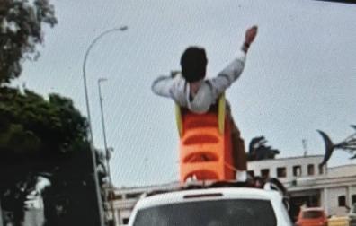 Dos denunciados contra la seguridad del tráfico tras circular en el techo del coche subido a un tobogán