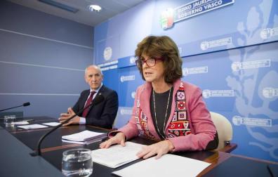En primer término, la consejera de Salud del Gobierno Vasco, Nekane Murga.