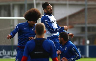 Aridane disputa un balón aéreo con Enric Gallego en el entrenamiento de este miércoles.