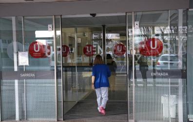 Entrada al edificio de Urgencias del Complejo Hospitalario de Navarra.