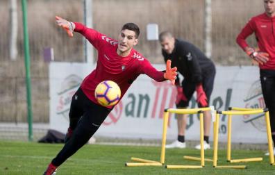 Sergio Herrera realiza parte del entrenamiento con el grupo en Tajonar