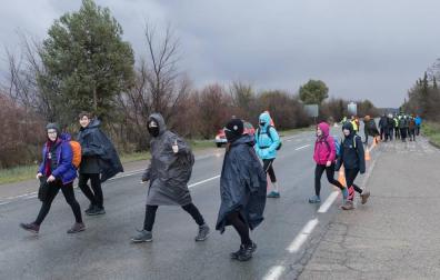 La Ribera peregrina contra el frío y la lluvia