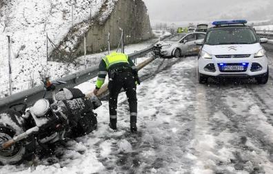 La moto, en el arcén.