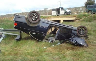 Dos personas heridas tras la salida de vía y vuelco de un coche en Peralta
