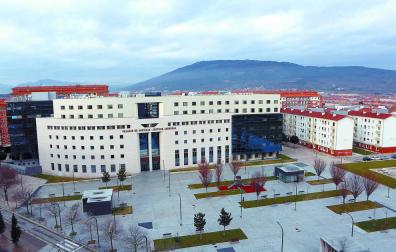 Plaza Luis Elío, frente a la Audiencia de Navarra.