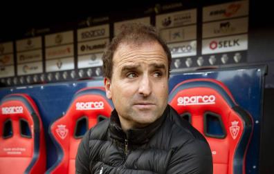 El entrenador de Osasuna, Jagoba Arrasate, minutos antes del inicio del partido.
