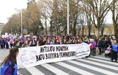 Miles de personas marchan desde Antoniutti por los derechos de la mujer