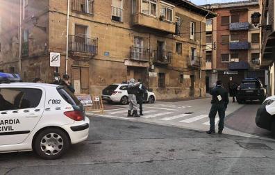 La Guardia Civil, con trajes especiales, notifica el aislamiento en Haro