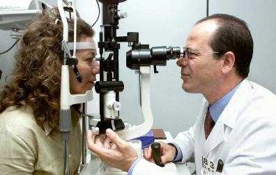 Un oftalmólogo examinando a una paciente la presión intraocular para prevenir el glaucoma