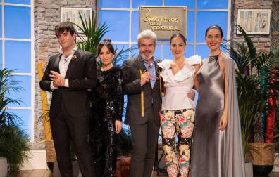 Tamara Falcó junto a Raquel Sánchez Silva y el jurado de 'Maestros de la costura'