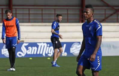 Pervis Estupiñán, con gesto reflexivo en la sesión de entrenamiento de este miércoles.