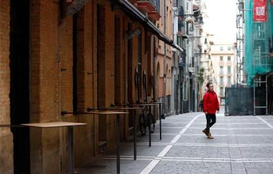 Bares cerrados y poca gente en las calles de Pamplona durante la madrugada