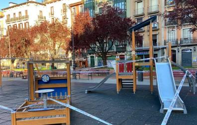 Parque infantil de la plaza San Francisco de Pamplona, precintado por la Policía Municipal