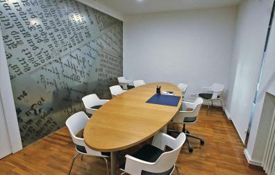 Mesa de firmas del despacho de la notaría de Aldaba y Doria, alrededor de la que se sientan los herederos para conocer los testamentos.