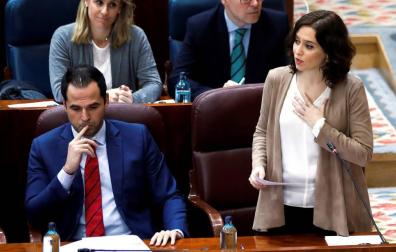 La presidenta de la Comunidad de Madrid, Isabel Díaz Ayuso y su vicepresidente Ignacio Aguado durante el pleno de la Asamblea.