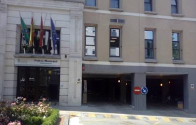 Multado por entrar ebrio con su coche al garaje de la Policía Municipal