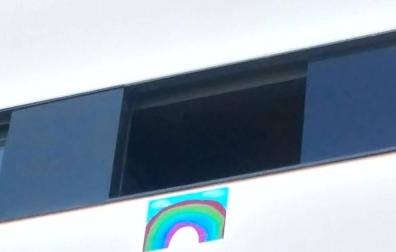 Dibujos de arcoíris en los balcones para combatir el confinamiento