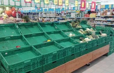 Asalto a supermercados y agotados gel desinfectante y mascarillas en Italia