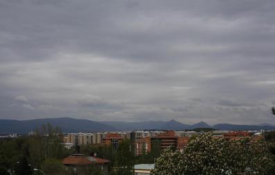Máximas rondando los 15 grados, nubes y lluvias débiles este martes