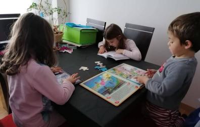 Un improvisado colegio en cada casa