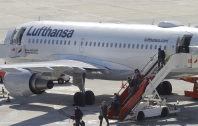 Lufthansa dice que recorta vuelos a Fráncfort porque en invierno cae la demanda