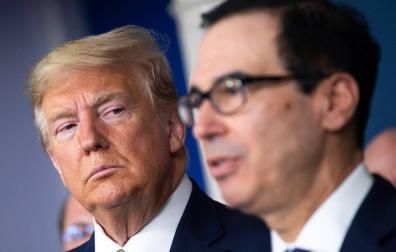 Donald Trump, junto a Steven Mnuchin, secretario del Tesoro de Estados Unidos.