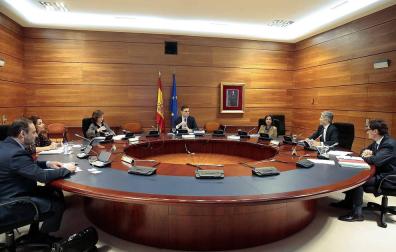 El Gobierno prohíbe ir a playas, limita peluquerías sólo a domicilio y abre clínicas veterinarias